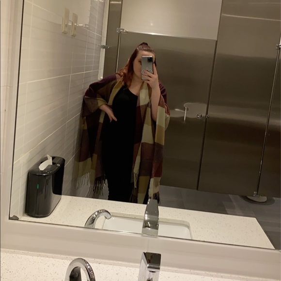 Plaid style poncho shawl - Picture 2 of 3